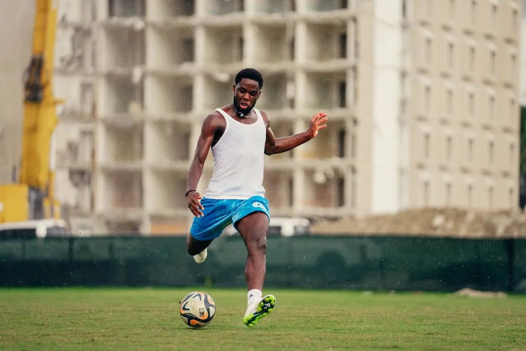 Orel Mangala - photograph 5 of 9