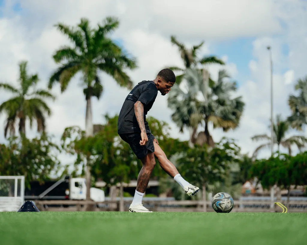 Leon Bailey - photograph 6 of 13