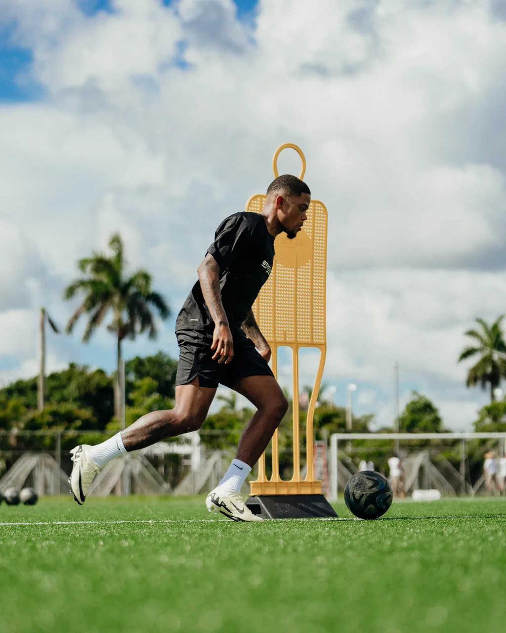 Leon Bailey - photograph 12 of 13