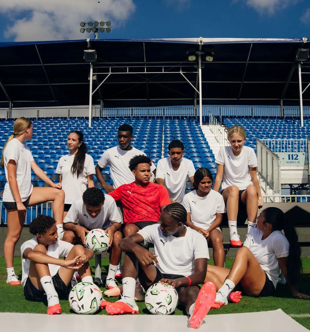 Weston McKennie with young players after the session