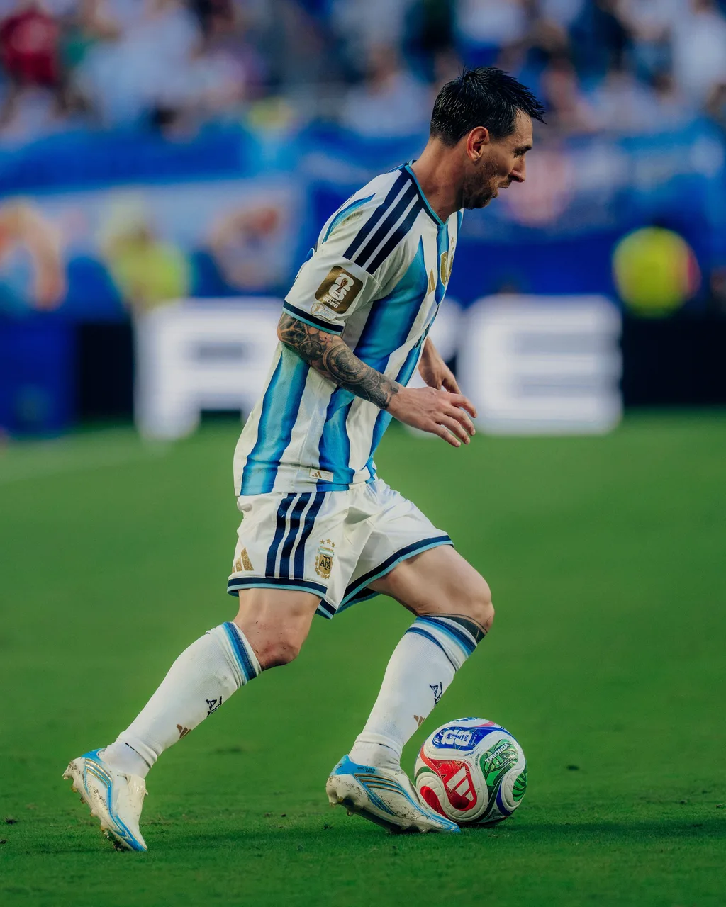 Lionel Messi dribbling the ball for Argentina