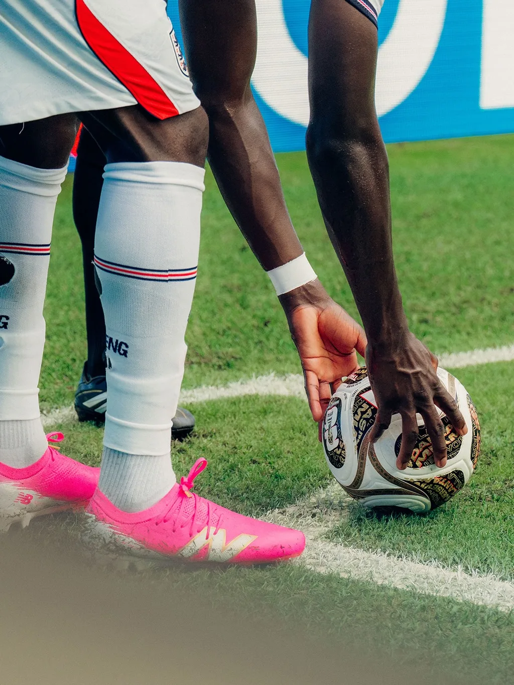 Bukayo Saka placing the ball for an England corner kick